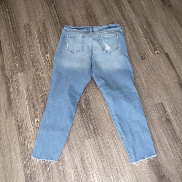 Style & Co Curvy-Fit Skinny Leg Jeans Light Blue Wash Size 12 Distressed Frayed - Picture 2 of 5